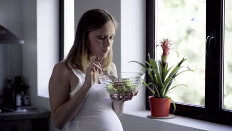 Fröhliche-Schwangere-Frau,-Die-Frischen-Salat-Isst